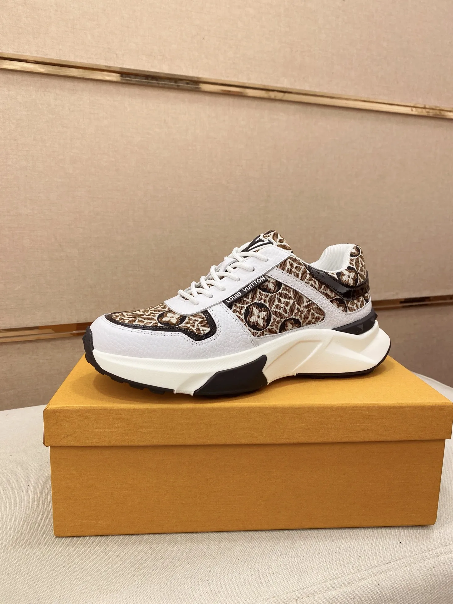 Men's shoes💰 462💰louis vuitton (Louis Vuitton/lv)🔍🔍The new counters are on sale at the same time. The uppers are imported from Italy. ️Re-engraved🇮🇹💪💪, ⚠Sole: The original sole is specially provided by the original factory, the exclusive movable molded sole is super comfortable, ⚠Original factory follow-up goods, 🔍🔍high quality, you can go in and out of the counter at will, welcome to compare⚠. Code number: 38-44 (45/46 customized, non-refundable)